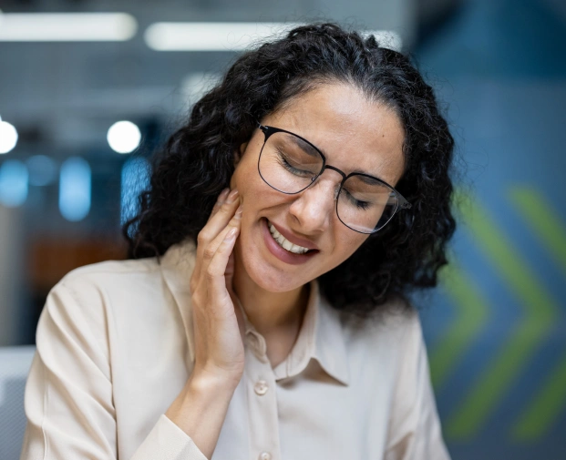 Dental pain symptoms shown by adult patient at Alpharetta dental clinic.